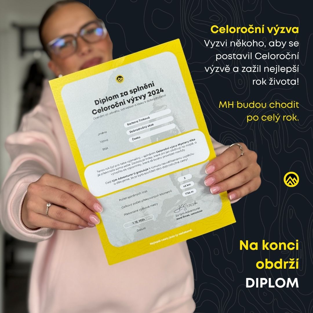 Holka, která drží v ruce diplom za splnění celoroční Mystery Hike výzvy.