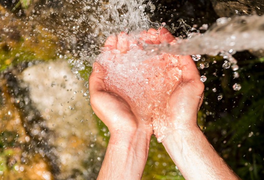 Voda na trailu: Kde ji vzít, jak ji čistit a kolik jí opravdu potřebuješ