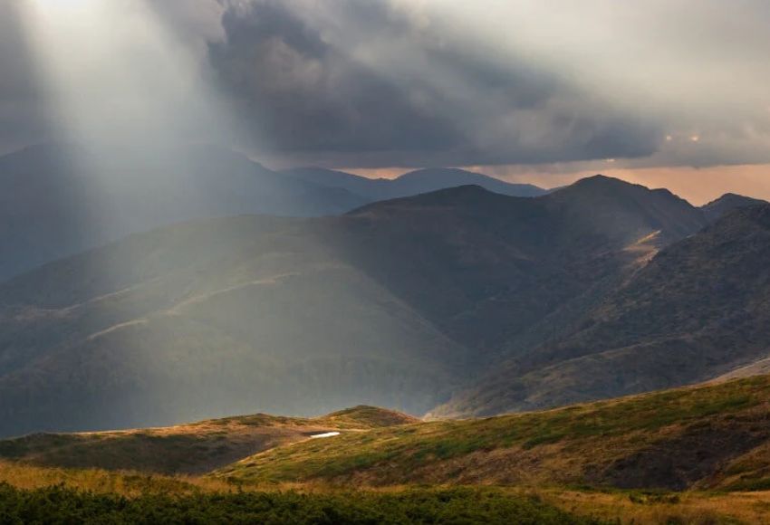 Počasí v horách: Jak číst oblohu a nerozbít si držku