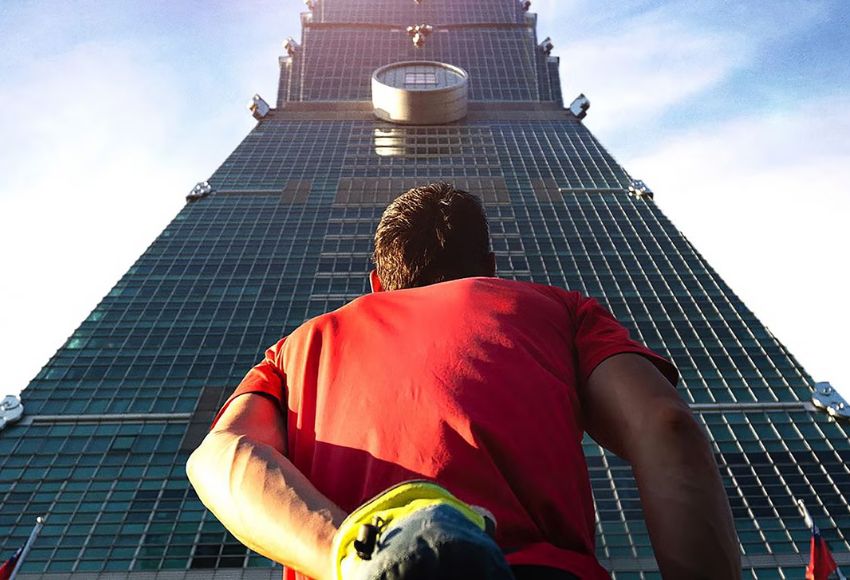 Alex Honnold vylezl bez jištění po stěně 500m vysokého mrakodrapu. A Netflix to pustil živě do světa.