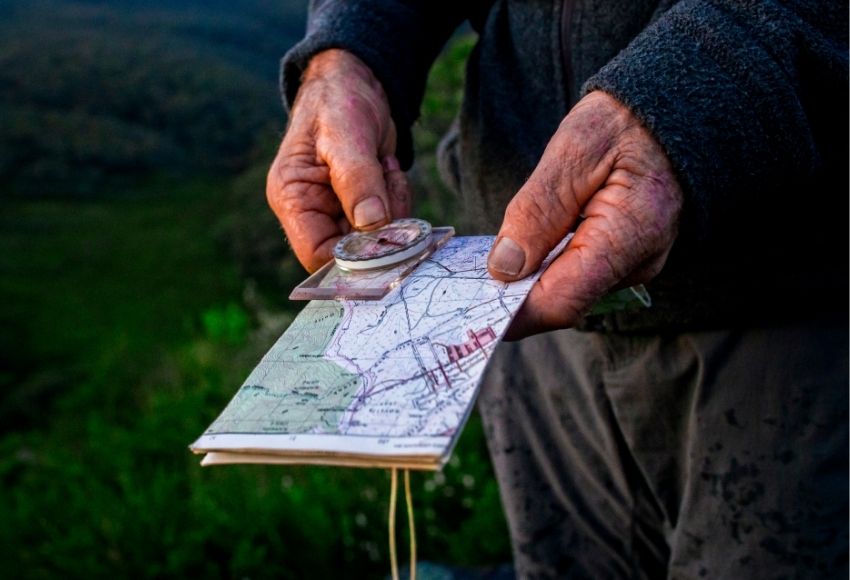 Navigace bez signálu: Základy orientace podle mapy a terénu