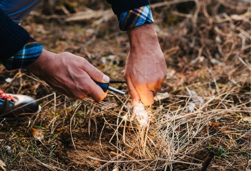 Oheň bez zápalek: Základy rozdělávání ohně v přírodě (legálně a bezpečně)
